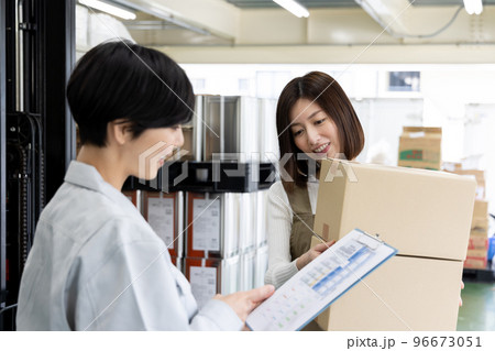 物流・運送業界　得意先への納品 96673051