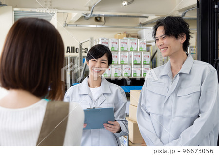 物流・運送業界　得意先への納品 96673056