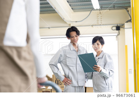 物流・運送業界　イメージ　荷物リスト・ルート確認 96673061