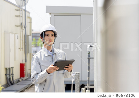 室外機を点検する男性作業員 96673106