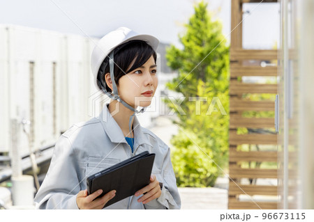 変電設備を点検する女性作業員 96673115