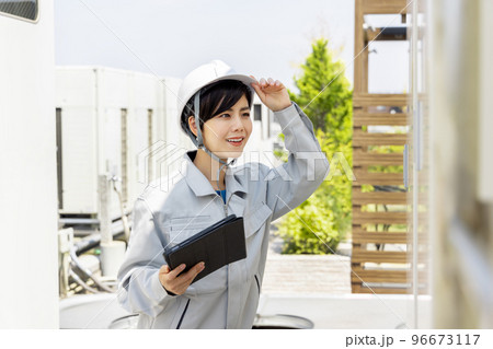 変電設備を点検する女性作業員 96673117