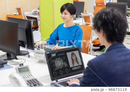 オフィスで働く人々 96673119