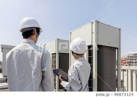 室外機を点検する作業員 96673124