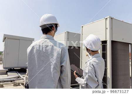 室外機を点検する作業員 96673127
