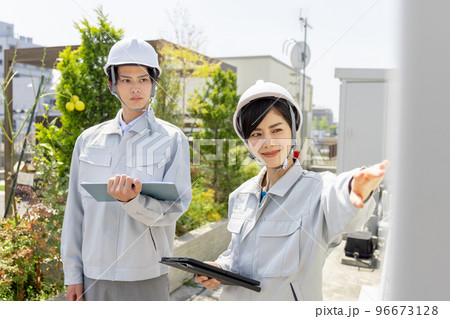変電設備を点検する作業員 96673128