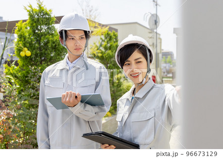 変電設備を点検する作業員 96673129