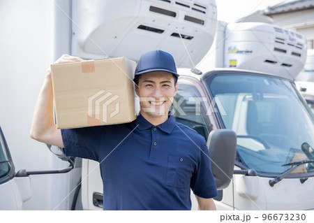物流・運送業界　荷物を運ぶ男性 96673230