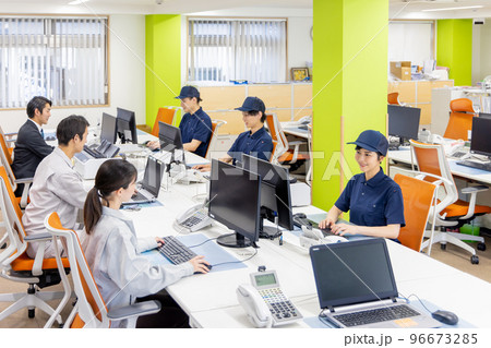 物流・運送業界　オフィスで働く人々 96673285