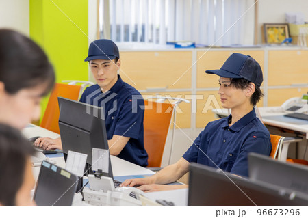 物流・運送業界　オフィスで働く人々 96673296