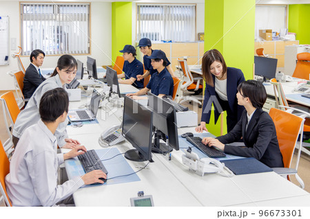 物流・運送業界　オフィスで働く人々 96673301