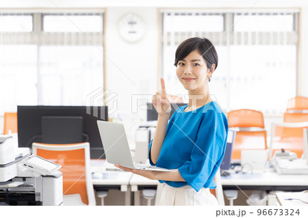 指差すビジネスウーマン 96673324