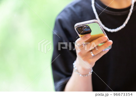 スマホを操作するZ世代の男性 96673354