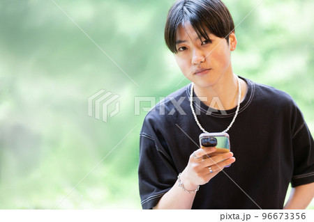 スマホを操作するZ世代の男性 スマホを操作するZ世代の男性 96673356