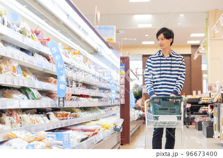 スーパーで買い物をする男性 96673400
