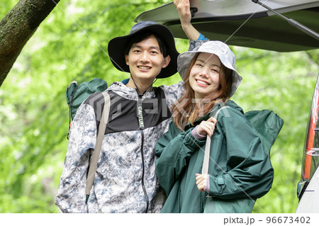 アウトドアを楽しむ若者 96673402