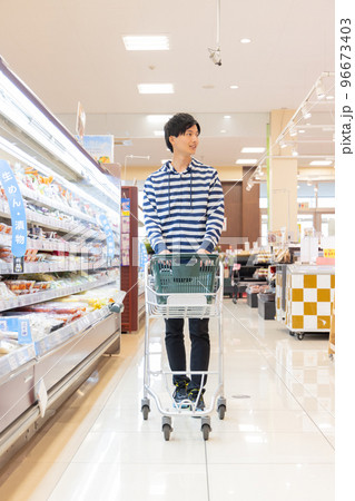 スーパーで買い物をする男性 96673403