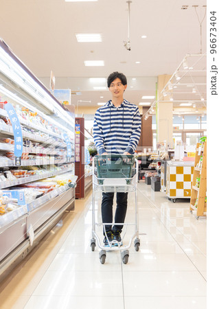 スーパーで買い物をする男性 96673404