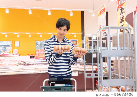 スーパーで買い物をする男性 96673406