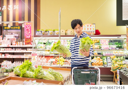 スーパーで買い物をする男性 96673416