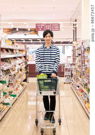スーパーで買い物をする男性 96673457
