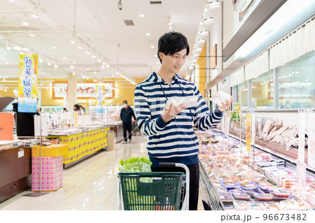 スーパーで買い物をする男性 96673482