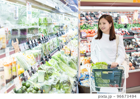 スーパーで買い物をする女性 スーパーで買い物をする女性 96673494