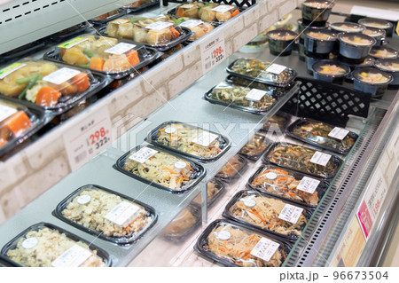 スーパーの出来合い物、お惣菜 96673504