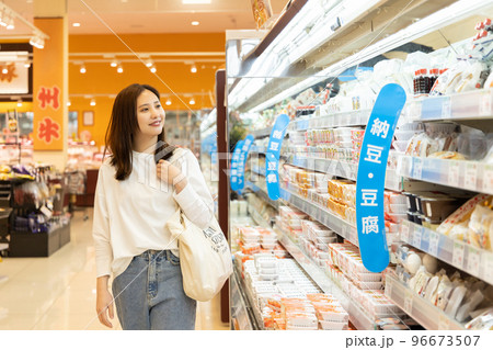 スーパーで買い物をする女性 96673507