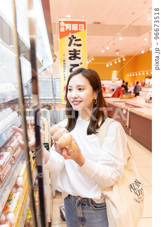 スーパーで買い物をする女性 96673518