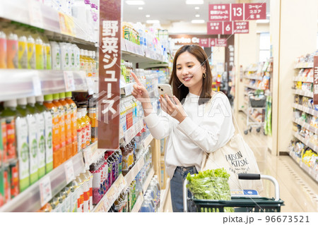 スーパーで買い物をする女性 スーパーで買い物をする女性 96673521