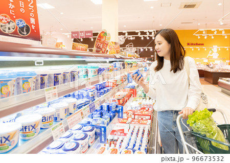 スーパーで買い物をする女性 96673532