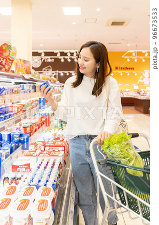 スーパーで買い物をする女性 96673533