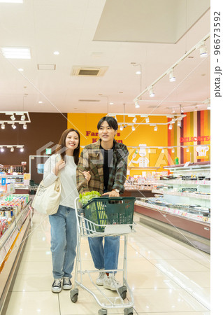 スーパーで買い物をする夫婦 96673592