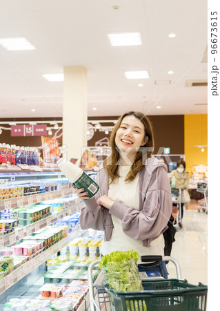 スーパーで買物をする女性 スーパーで買物をする女性 96673615