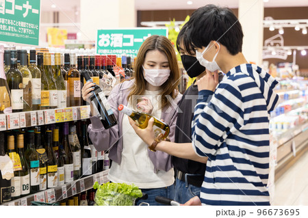 スーパーでお酒を選ぶ学生 スーパーでお酒を選ぶ学生 96673695