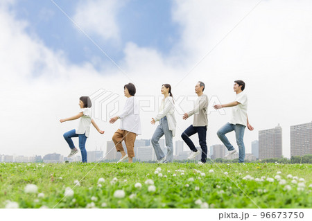 横向きに歩く三世代家族 横向きに歩く三世代家族 96673750