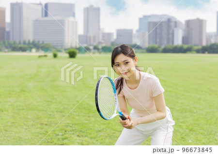 若い女性　テニスイメージ 96673845