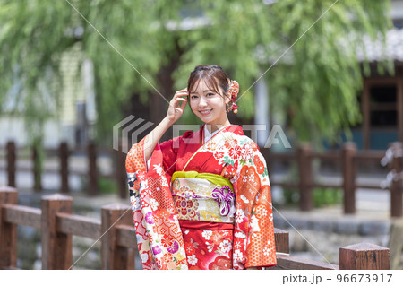 着物姿の女性 96673917