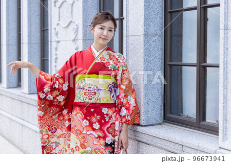 和服の女の正装伝統的な日本の着物の赤の和風の日本の旅写真を撮る服装