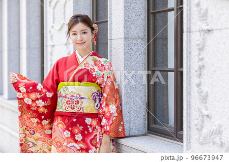 着物姿の女性 96673947