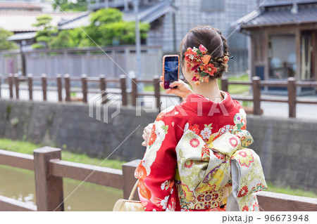 着物姿を自撮りする女性 着物姿を自撮りする女性 96673948