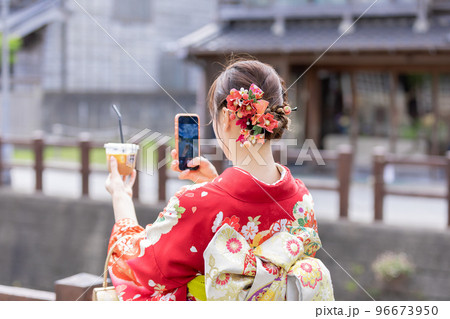 飲み物を撮影をする着物姿の女性の写真素材 [96673950] - PIXTA