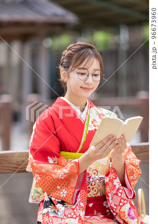 本読む和装姿の女性 96673960