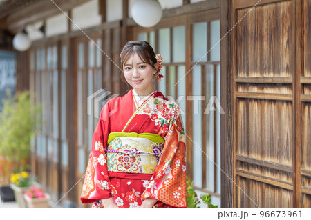 着物姿の女性 96673961