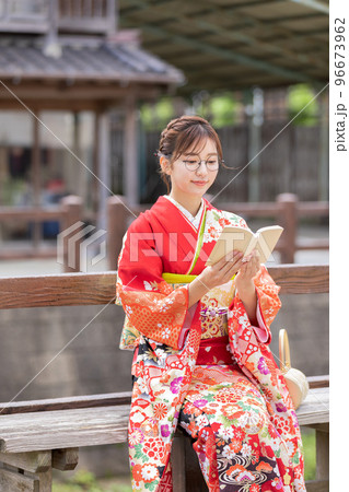 本読む和装姿の女性 96673962