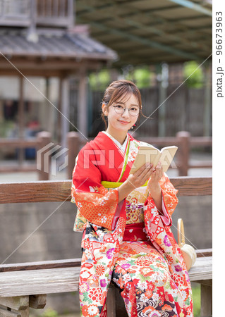 和服の女の正装伝統的な日本の着物の赤の和風の日本の旅写真を撮る服装