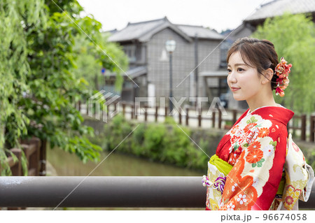 着物姿の女性 96674058
