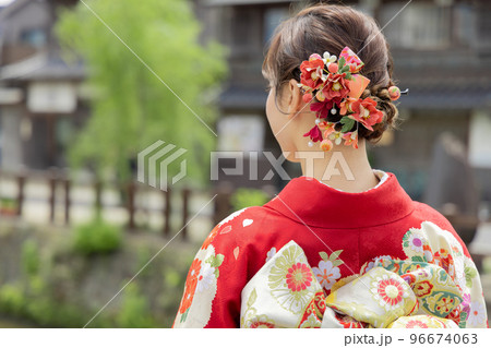 着物姿の女性 96674063