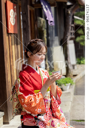 お茶を飲む和装の女性 96674137